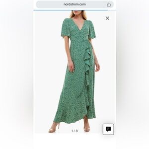 Worn once for an engagement party! Loop needs extra stitching. Otherwise good!